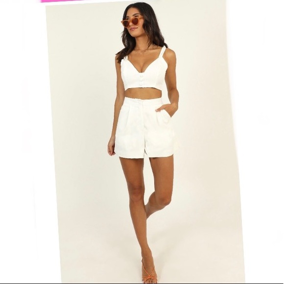 Showpo White 2 piece set shorts and cropped tank size 6 - Picture 3 of 9